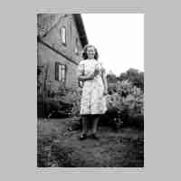 020-0089 Kapkeim. Elfriede Rilat im August 1943 neben ihrem Elternhaus .jpg